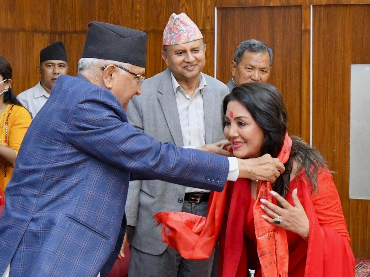 "ओलीको गुनगान गरेर थाक्दिन"
